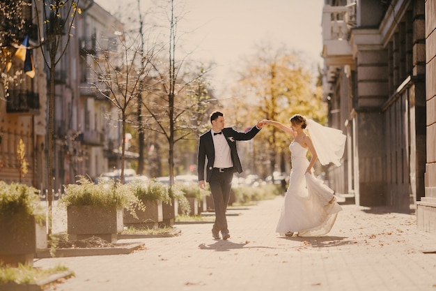 Recién casados bailando en la calle
