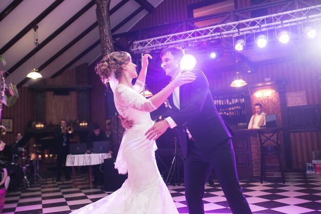 Recién casados bailando en la pista de baile