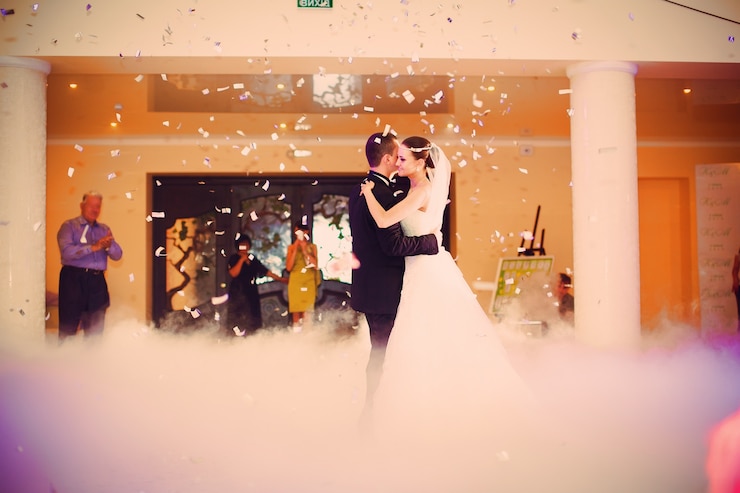 Foto gratuito recién casados bailando