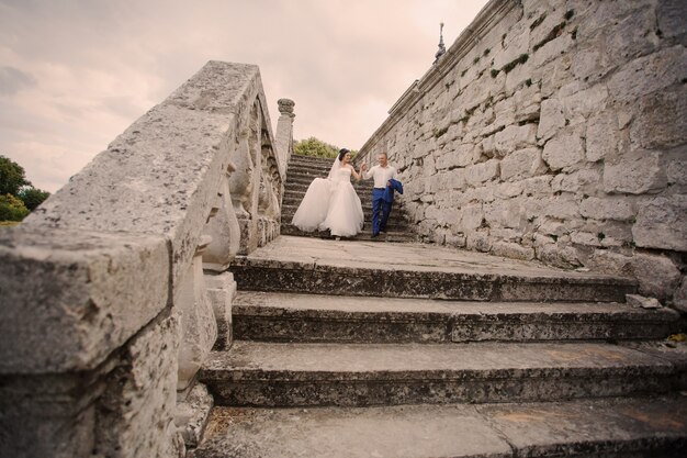 Recién casados bajando unas escaleras