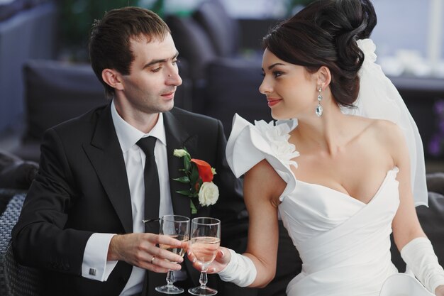 Recién casados brindando