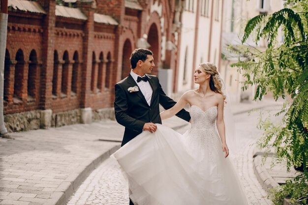 Recién casados caminando por el pueblo