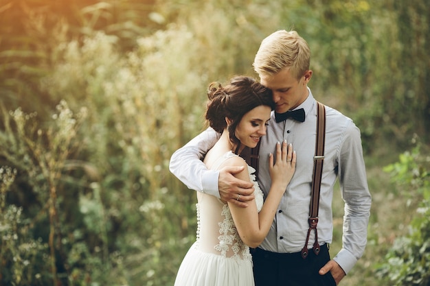 Recién casados en el campo