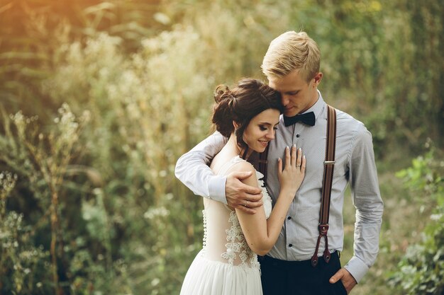 Recién casados en el campo