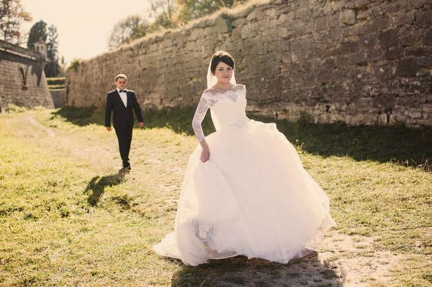 Recién casados en el campo