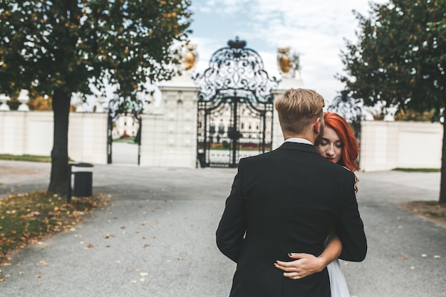 Recién casados cariñosos abrazándose