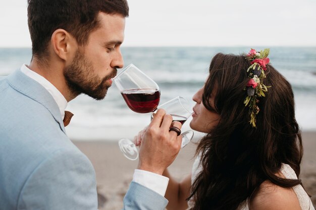 Recién casados celebrando su boda en la playa.