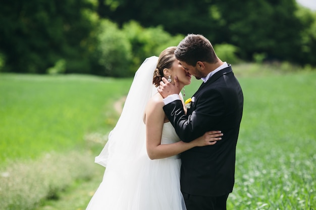 Foto gratuita recién casados compartiendo un romántico beso