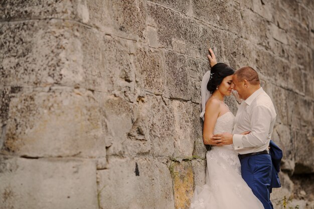 Recién casados contra un muro