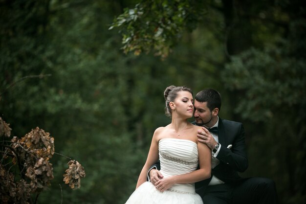 Recién casados disfrutando en el parque