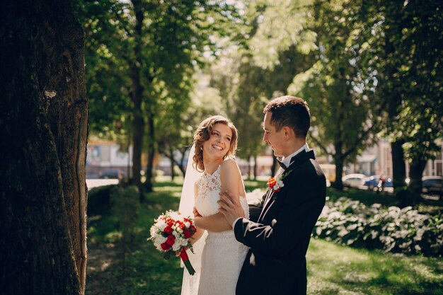 Recién casados divirtiéndose juntos