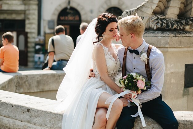 Recién casados en una fuente