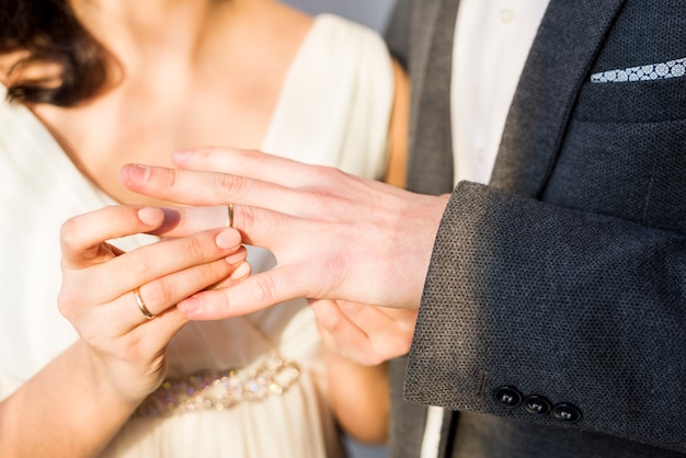 Recién casados intercambiándose anillo