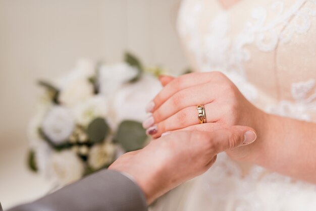 Recién casados intercambiándose anillo