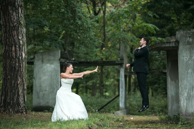 Foto gratuita recién casados jugando al aire libre