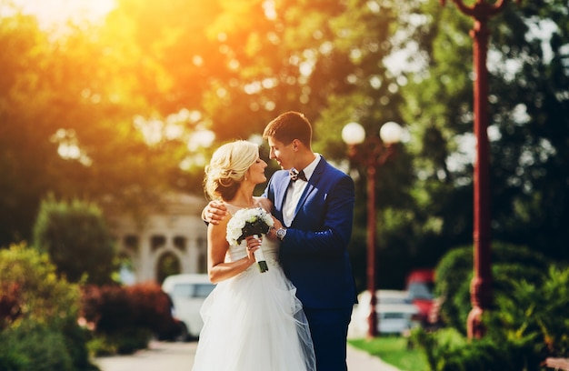 Recién casados mirándose en un día soleado