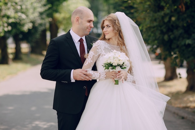 Recién casados mirándose a los ojos