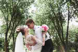 Foto gratuita recién casados en un momento romántico