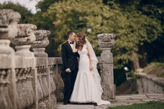 Foto gratuita recién casados en un momento romántico