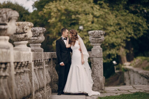 Recién casados en un momento romántico