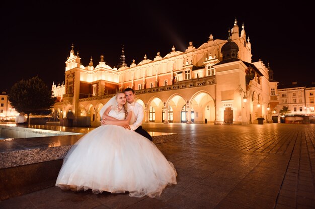 Recién casados pareja noche paseo por la ciudad