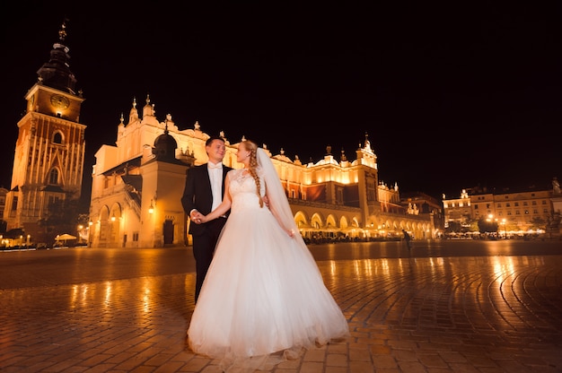 Recién casados pareja noche paseo por la ciudad