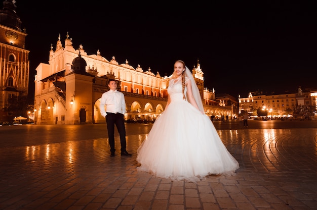 Recién casados pareja noche paseo por la ciudad