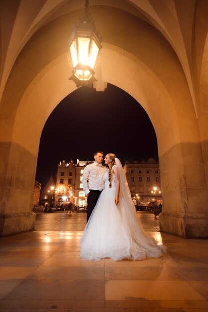 Recién casados pareja noche paseo por la ciudad