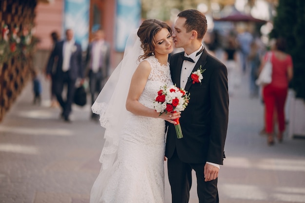 Foto gratuita recién casados paseando con fondo borroso