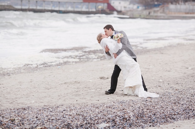 Recién casados en la playa