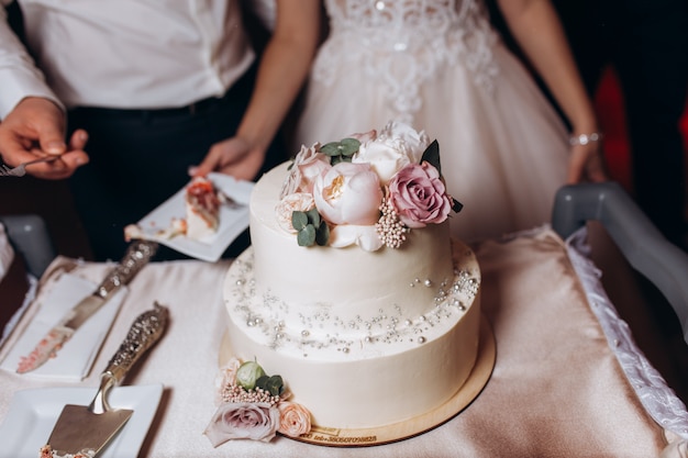 Foto gratuita los recién casados probarán el pastel de bodas