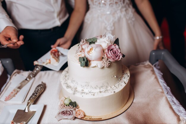 Los recién casados probarán el pastel de bodas