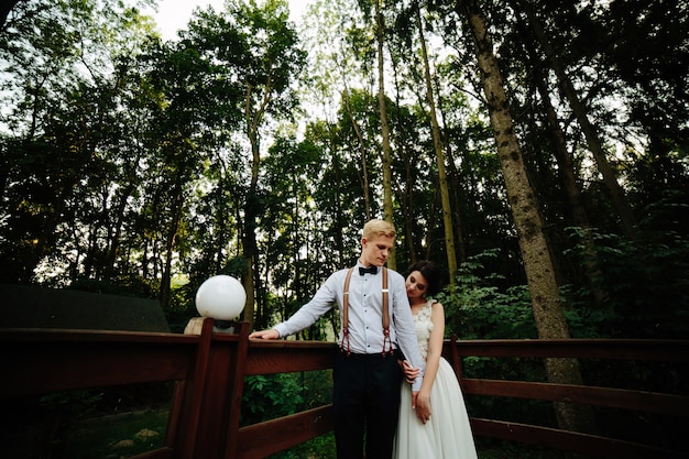 Foto gratuita recién casados en un puente de madera