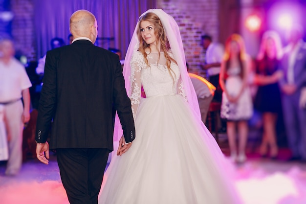 Recién casados saliendo a bailar