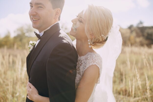 Recién casados sonriendo