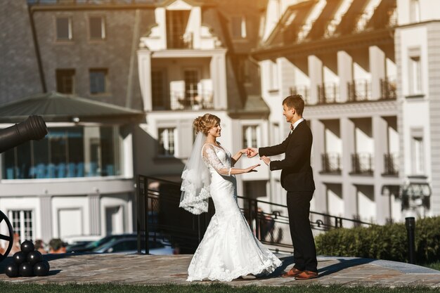 Recién casados sonrientes disfrutando de un día soleado