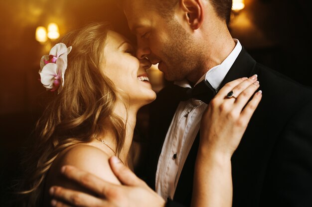 Recién casados sonrientes en un momento romántico