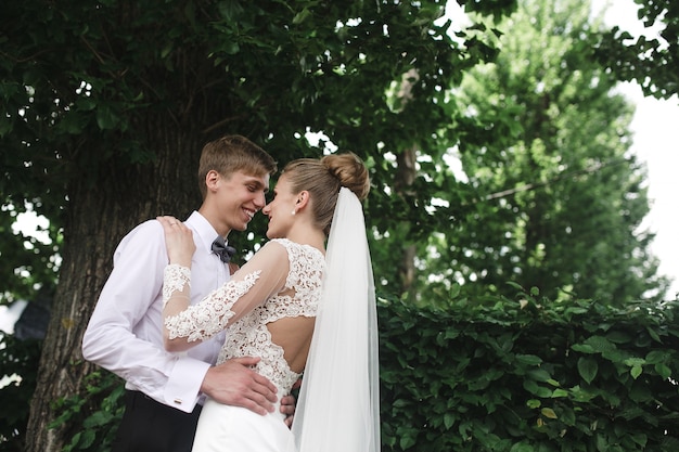 Recién casados sonrientes pasando un momento romántico