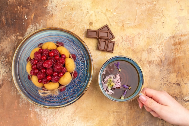 Recién horneado, torta de regalo, barra de chocolate, y, un, taza de té, en, tabla de colores mezclados colección de imágen