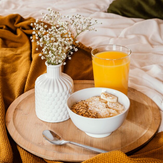 Recipiente con cereal y jugo de alto ángulo