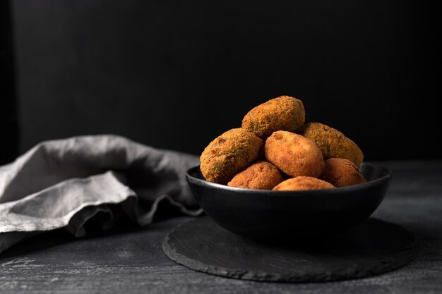 Recipiente con croquetas y servilleta en fondo desactivado