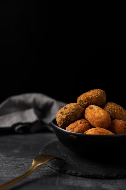 Recipiente con croquetas y servilleta en fondo desactivado