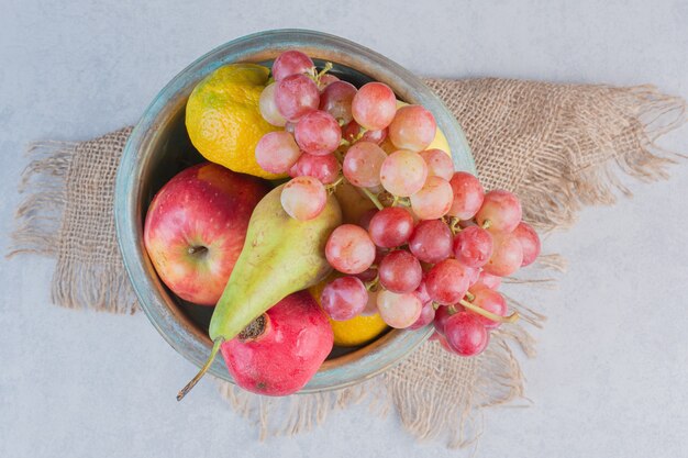 Recipiente de hierro lleno de frutas orgánicas frescas.