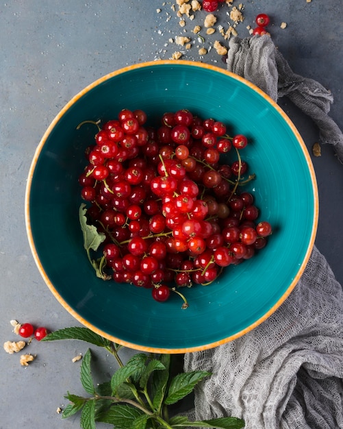 Recipiente lleno de fruta de arándano