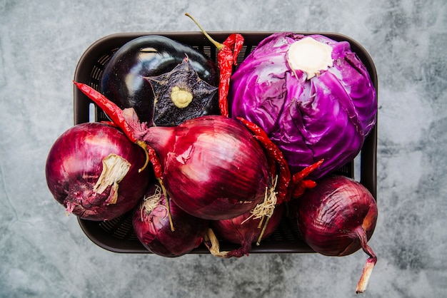 Recipiente de verduras en el suelo.