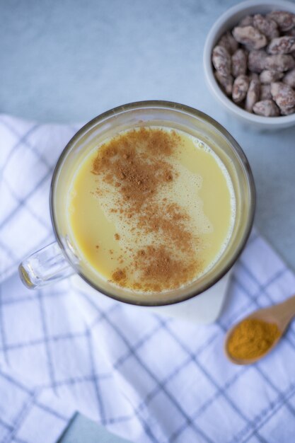 Recipiente de vidrio lleno con crema pastelera