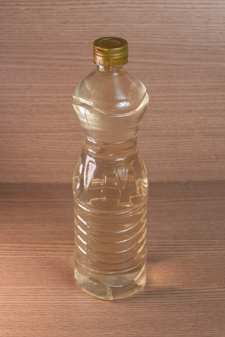 Foto gratuito recipiente de vinagre en el fondo de madera