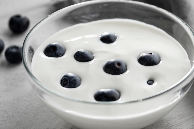 Foto gratuita recipiente con yogur y bayas de ángulo alto