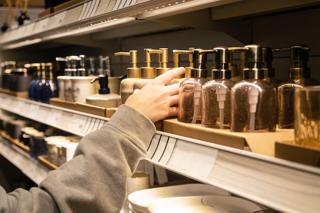 Foto gratuita los recipientes para jabón líquido o champú con un dispensador se venden en un supermercado