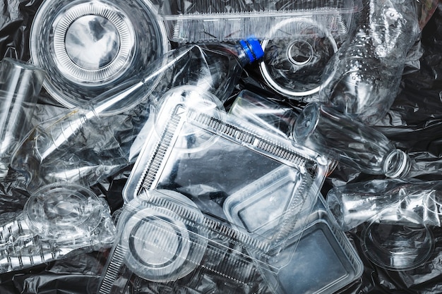 Recipientes de plástico limpiados antes de reciclar